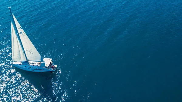 Aerial view of yacht sailing near beautiful Islands. Beautiful clouds in the background. Luxury yacht in the sea. — Stock Photo, Image