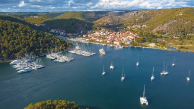 Köprü ve Denizi Adaları çevresinde hava panorama görünüm. Güzel manzara ile köprü mavi denizi ile çevrili.