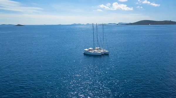 Vue aérienne du yacht naviguant près de belles îles. Beaux nuages en arrière-plan. Yacht de luxe dans la mer. — Photo