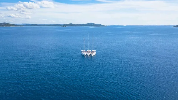 Vista aérea de yate navegando cerca de hermosas islas. Hermosas nubes en el fondo. Yate de lujo en el mar. —  Fotos de Stock