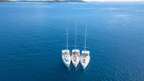 Aerial view of yacht sailing near beautiful Islands. Beautiful clouds in the background. Luxury yacht in the sea. — Stock Photo, Image