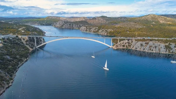 Vista panorámica aérea con puente y mar alrededor de las islas. Hermoso paisaje rodeado de mar azul con puente . —  Fotos de Stock