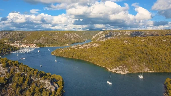 Vista panorámica aérea con puente y mar alrededor de las islas. Hermoso paisaje rodeado de mar azul con puente . —  Fotos de Stock