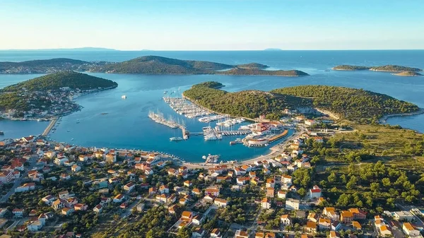 Vista aérea del Club Náutico y Marina en Croacia, 4K. Frapa. —  Fotos de Stock