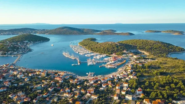 Vista aérea del Club Náutico y Marina en Croacia, 4K. Frapa. —  Fotos de Stock