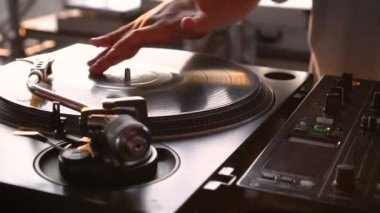Mix ve sıfırdan, vinil ve karıştırıcı kolları Dj elinde. Ağır çekim 120 fps. Yalpa ile ateş. Günbatımı.