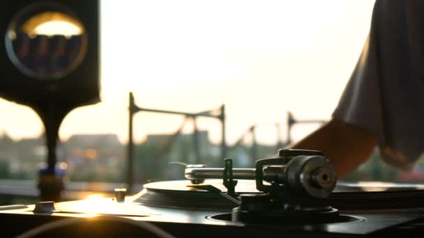 Mix en scratch, handen van een Dj op vinyl en mixer knoppen. Slow motion 120 fps. Schieten met gimbal. Zonsondergang. — Stockvideo