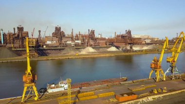 Endüstriyel çelik fabrikası hava görünümünü. Hava sleel fabrika. Duman çelik fabrikası borular üzerinde uçan. Çevre kirliliği. Duman.