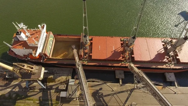 Luftaufnahme großer Getreideaufzüge auf dem Meer. Verladung von Getreide auf einem Schiff. Hafen. Frachtschiff — Stockfoto