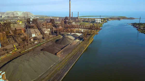 Αεροφωτογραφία της βιομηχανικής εργοστάσιο χάλυβα. Εναέρια sleel εργοστάσιο. Πετώντας πάνω από σωλήνες καπνού εργοστάσιο χάλυβα. Ρύπανση του περιβάλλοντος. Καπνός. — Φωτογραφία Αρχείου