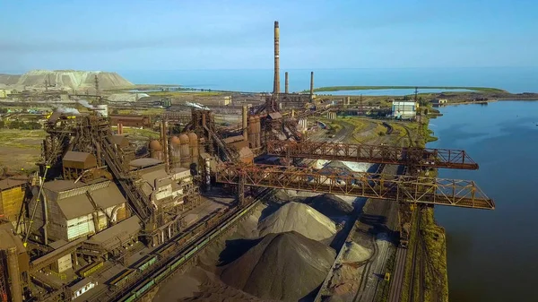 Вид с воздуха на промышленный металлургический завод. Фабрика воздушных саней. Летают над трубами завода дымовой стали. Загрязнение окружающей среды Дым . — стоковое фото