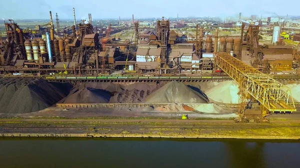 산업 철강 플랜트의 공중 전망입니다. 공중 sleel 공장입니다. 연기 공장 파이프를 통해 비행입니다. 환경 오염입니다. 연기. — 스톡 사진