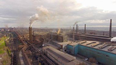 Endüstriyel çelik fabrikası hava görünümünü. Hava sleel fabrika. Duman çelik fabrikası borular üzerinde uçan. Çevre kirliliği. Duman.