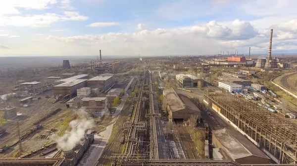 Widok z lotu ptaka zakładu przemysłowego stali. Fabryki lotnicze sleel. Latające nad rury dymu stalowni. Zanieczyszczenie środowiska. Dym. — Zdjęcie stockowe