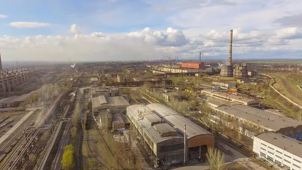 Widok z lotu ptaka zakładu przemysłowego stali. Fabryki lotnicze sleel. Latające nad rury dymu stalowni. Zanieczyszczenie środowiska. Dym. — Zdjęcie stockowe