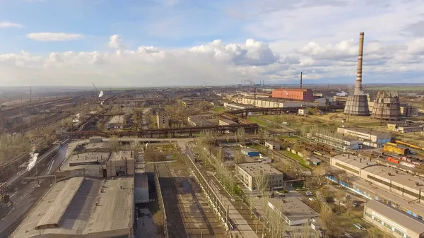 Vista aérea de la planta de acero industrial. Fábrica de camisas aéreas. Volando sobre tuberías de plantas de acero de humo. Contaminación ambiental. Humo. . —  Fotos de Stock