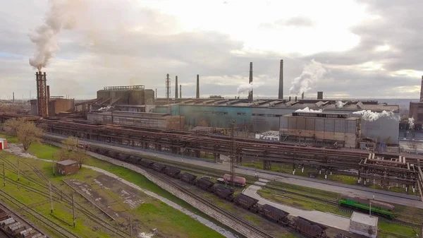 Veduta aerea dell'acciaieria industriale. Fabbrica di ghiaia aerea. Volando su tubi di acciaieria fumo. Inquinamento ambientale. Fumo . Foto Stock