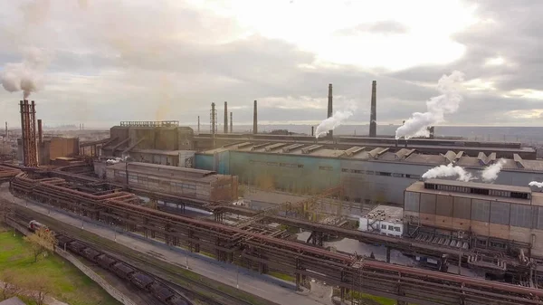 Вид с воздуха на промышленный металлургический завод. Фабрика воздушных саней. Летают над трубами завода дымовой стали. Загрязнение окружающей среды Дым . Лицензионные Стоковые Фото
