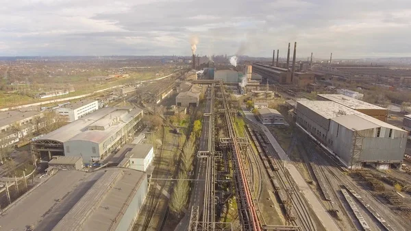 Αεροφωτογραφία της βιομηχανικής εργοστάσιο χάλυβα. Εναέρια sleel εργοστάσιο. Πετώντας πάνω από σωλήνες καπνού εργοστάσιο χάλυβα. Ρύπανση του περιβάλλοντος. Καπνός. — Φωτογραφία Αρχείου