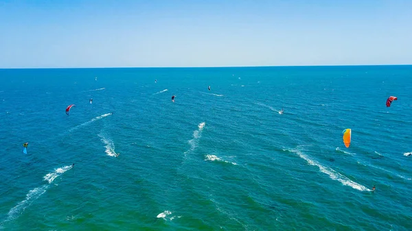 Vista aérea del kitesurf deporte extremo con el viento libre. Hermosa vista superior de la bonita playa. Muchas cometas. —  Fotos de Stock