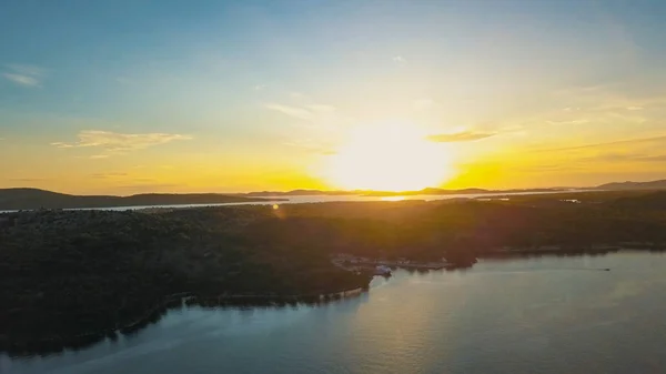 Aerial Drone Flight Filmato: Volo di ritorno sopra calma Acqua e foresta al tramonto luce soffusa. Paesaggio magico . Immagine Stock