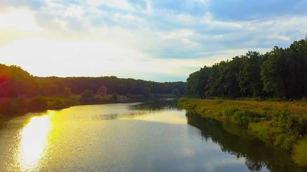 Aerial Drone Flight Filmato: Volo di ritorno sopra calma Acqua e foresta al tramonto luce soffusa. Paesaggio magico . Fotografia Stock