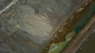 Havadan görünümü. Cüruf depolama deniz kenarı. Cüruf depolamak için bir yer. Büyük cüruf dağlar. Cüruf çukur