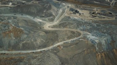 Havadan görünümü. Cüruf depolama deniz kenarı. Cüruf depolamak için bir yer. Büyük cüruf dağlar. Cüruf çukur