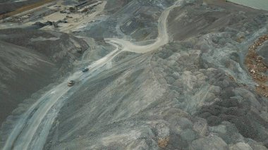 Havadan görünümü. Cüruf depolama deniz kenarı. Cüruf depolamak için bir yer. Büyük cüruf dağlar. Cüruf çukur