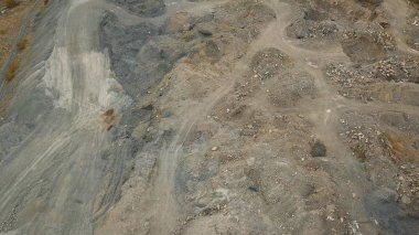 Havadan görünümü. Cüruf depolama deniz kenarı. Cüruf depolamak için bir yer. Büyük cüruf dağlar. Cüruf çukur