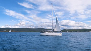 Yelken. Gemi denizde beyaz Yelkenli Yatlar. Lüks tekneler. Yelkenli tekne rakip.