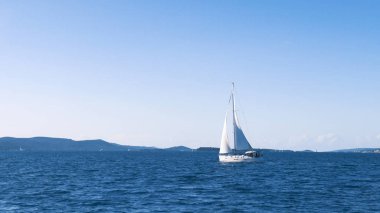 Yelken. Gemi denizde beyaz Yelkenli Yatlar. Lüks tekneler. Yelkenli tekne rakip.