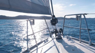 Yelken. Gemi denizde beyaz Yelkenli Yatlar. Lüks tekneler. Yelkenli tekne rakip.