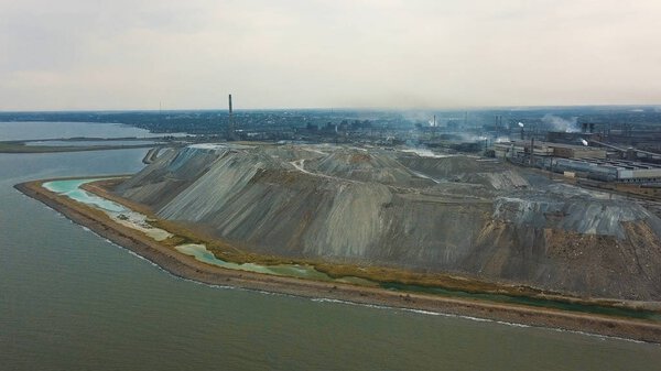 Вид с воздуха. Хранение шлаков на побережье. Место для хранения шлака. Большие шлаковые горы. Шлаковая яма

