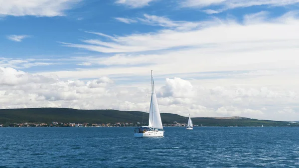 A navegar. Navio iates com velas brancas no mar. Barcos de luxo. Concorrente de barco de regata à vela . — Fotografia de Stock