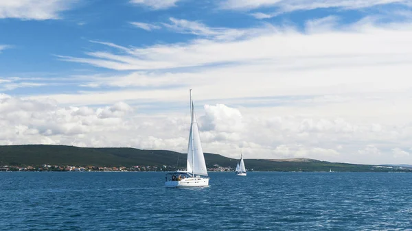 Sailing. Ship yachts with white sails in the Sea. Luxury boats. Boat competitor of sailing regatta. — Stock Photo, Image