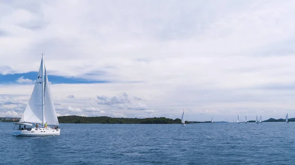 A navegar. Navio iates com velas brancas no mar. Barcos de luxo. Concorrente de barco de regata à vela . — Fotografia de Stock