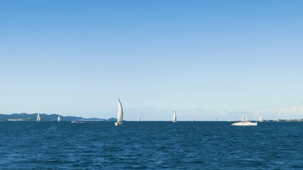 Navegando. Barcos con velas blancas en el mar. Barcos de lujo. Competidor de regata de vela . —  Fotos de Stock