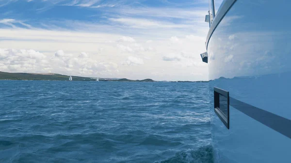 Voile. Bateau yachts avec voiles blanches dans la mer. Bateaux de luxe. Bateau concurrent de régate de voile . — Photo