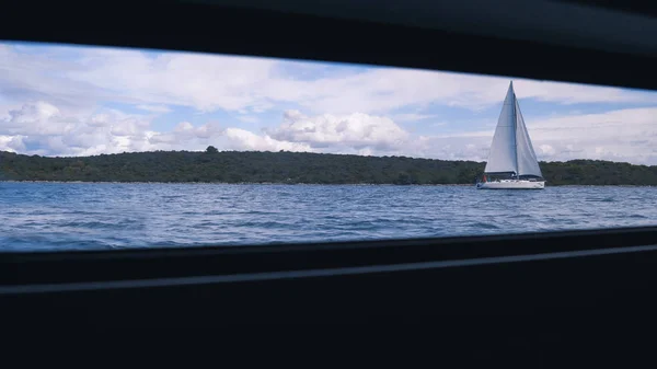 A navegar. Navio iates com velas brancas no mar. Barcos de luxo. Concorrente de barco de regata à vela . — Fotografia de Stock