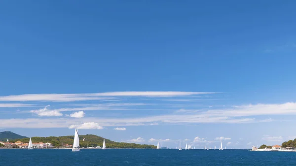 A navegar. Navio iates com velas brancas no mar. Barcos de luxo. Concorrente de barco de regata à vela . — Fotografia de Stock