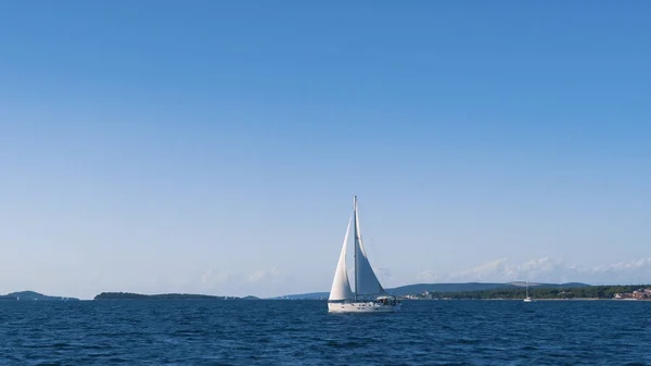 A navegar. Navio iates com velas brancas no mar. Barcos de luxo. Concorrente de barco de regata à vela . — Fotografia de Stock