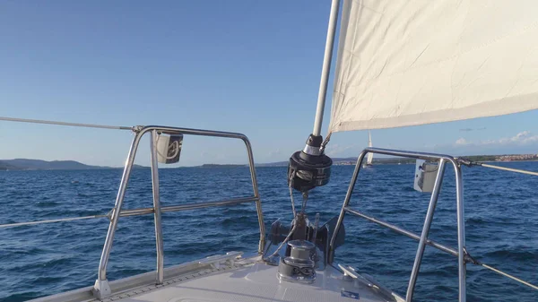 Zeilen. Schip jachten met witte zeilen in de zee. Luxe boten. Boot concurrent van zeilregatta. — Stockfoto