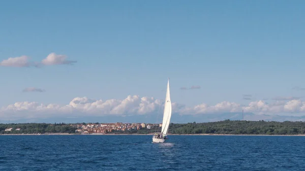Sailing. Ship yachts with white sails in the Sea. Luxury boats. Boat competitor of sailing regatta. — Stock Photo, Image