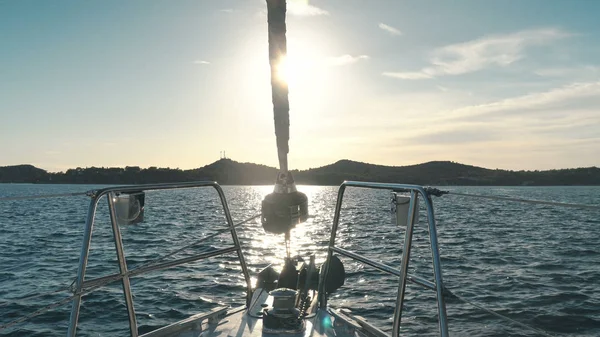 A navegar. Navio iates com velas brancas no mar. Barcos de luxo. Concorrente de barco de regata à vela . — Fotografia de Stock