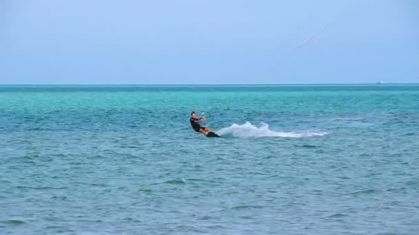 Menina Kite Surfing In Ocean, Extremo esporte de verão hd, câmera lenta — Vídeo de Stock