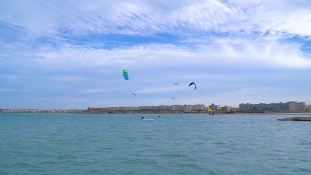年轻女孩风筝冲浪在海洋, 极端夏天体育 hd, 慢动作 — 图库视频影像