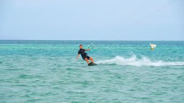 年轻女孩风筝冲浪在海洋, 极端夏天体育 hd, 慢动作 — 图库视频影像