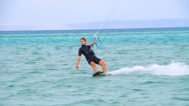 Jeune fille cerf-volant surf dans l'océan, sport d'été extrême hd, ralenti — Video