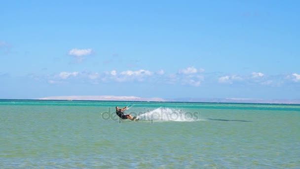 Jovem Kite Surfing In Ocean, Extremo esporte de verão hd, câmera lenta — Vídeo de Stock